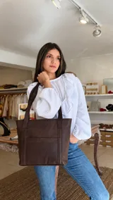 Blusa blanca de manga larga con volados frontales y cuello redondo, confeccionada en tejido texturizado con puños elásticos.