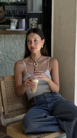 Aros tipo argollas de diseño artesanal con acabado texturizado y forma irregular. Fabricados en bronce y alpaca, con pernos y cierres de plata 925.