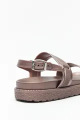 Sandalia tipo chunky color beige, con base de goma liviana y suela elevada. Presenta tiras de material sintético ajustables y cierre con hebilla metálica.