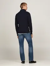 Sweater azul marino Tommy Hilfiger de punto liso, con cuello perkins, cierre de cremallera de un cuarto y logo bordado en el pecho.