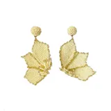 Aros colgantes con forma de flor tramada en mostacillas color dorado y blanco.