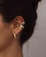 Aros de diseño minimalista con forma de argolla pequeña, realizados artesanalmente en bronce y alpaca con pernos de plata 925.