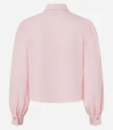 Camisa celeste de crepé con cuello inglés, manga larga abullonada y abotonadura frontal.