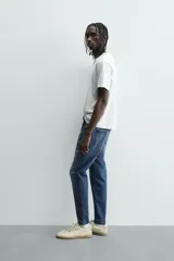 Jeans skinny cropped fit de corte ajustado y tiro medio, con diseño de cinco bolsillos y efecto lavado.