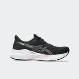 Championes de running Asics modelo Versablast 4, color negro con detalles en rosado y entresuela blanca con tecnología AmpliFoam+. Diseño ligero y reactivo para entrenamiento versátil.