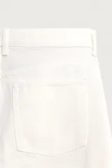 Jeans de corte recto color celeste claro, con tiro medio, diseño de cinco bolsillos, efecto lavado y bajo con acabado irregular deshilachado.