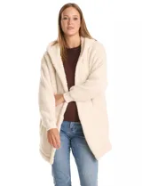 Cardigan de textura tipo corderito, color blanco, con diseño abierto sin botones, capucha amplia y mangas largas con puños de rib elástico. Cuenta con bolsillos delanteros de corte diagonal.