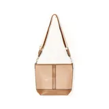 Bandolera color beige con detalles en marrón, con correa ancha regulable y cierre superior.