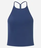 Top corto ajustado color marrón oscuro, confeccionado en microfibra, con escote halter y tirantes finos que se unen en la espalda.