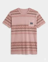 Remera de manga corta con cuello redondo, confeccionada en tejido estampado con motivos geométricos en tonos rosados y marrones. Presenta un bolsillo frontal en el pecho con una etiqueta decorativa de la marca.