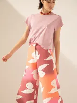 Pantalón de tiro alto y pata ancha con estampado de cerezas, cierre con gancho pantalonero y botón interno, bolsillos laterales en delantero y bolsillos plaqué en espalda.
