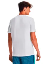 Remera deportiva Under Armour de manga corta, confeccionada en tejido de punto suave con zonas de ventilación de malla estratégicamente ubicadas. Presenta una construcción prácticamente sin costuras para evitar rozaduras y tecnología que absorbe el sudor y permite un secado rápido.