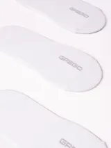 Pack de tres pares de medias invisibles (tipo soquetes o calcetines cortos) en colores gris oscuro, negro y blanco.