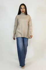 Buzo de punto color camel con cuello alto, manga larga y diseño de corte relajado con terminaciones acanaladas en puños y ruedo.