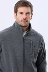 Campera polar de abrigo azul marino, con cuello alto, cierre frontal y bolsillos laterales y en el pecho con cierre.