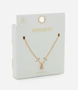Collar corto de cadena fina con dije colgante en forma de gota con piedra de zirconia engarzada.