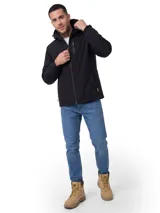 Chaqueta técnica negra con capucha extraíble, cierre frontal impermeable y bolsillos con cremalleras en contraste amarillo. Confeccionada con tecnología Storm Blocker+ y aislamiento de poliéster reciclado, diseñada para protección contra el agua y el viento.