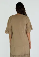 Blusa color beige de corte holgado y mangas cortas con volantes.