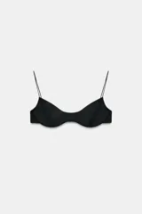 Top de bikini liso color negro con aros, escote corazón y tirantes finos.