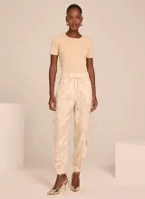 Remera color beige de tejido de punto acanalado, con cuello redondo y mangas cortas.