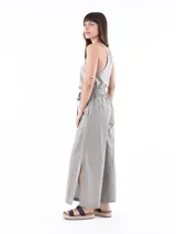 Pantalón de corte ancho y tiro alto, con cintura elástica y lazo ajustable del mismo tejido.