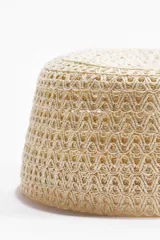 Sombrero tipo pillbox de paja de papel trenzada con diseño texturizado en tono natural.