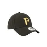 Gorra New Era 9FORTY de los Pittsburgh Pirates, color negro con logo bordado en amarillo.