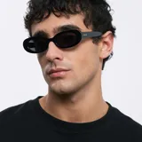Lentes de sol negros con montura ovalada gruesa de acetato. Lentes polarizadas alemanas con protección UV400, recubrimiento antiscratch y superhydrophobic.