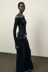 Top de manga larga confeccionado en tejido de algodón, con diseño de escote asimétrico y corte ajustado al cuerpo.