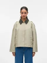 Campera corta de estilo parka con cuello camisero en contraste, cierre frontal con botones ocultos y bolsillos laterales. Presenta un diseño de corte recto con detalles en los hombros y mangas largas.