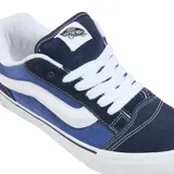 Championes Vans Knu Skool color azul marino con detalles en blanco.
