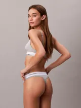 Bombacha tipo colaless de la línea Icon de Calvin Klein, confeccionada en una mezcla de algodón, modal y elastano. Presenta un diseño de talle alto con la icónica banda elástica distintiva de la marca con el logo estampado.