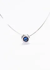 Cadena de plata 925 con dije circular con una zirconia azul engarzada. El largo de la cadena es de 45 cm más una extensión de 5 cm.