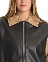 Chaqueta bomber de eco cuero color verde oliva, con cuello tipo solapa, cierre frontal metálico, bolsillos laterales y puños elásticos.