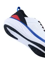 Championes deportivos Umbro modelo Luno Soft, color negro, con capellada de tejido técnico transpirable y suela de goma con diseño ergonómico.