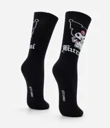 Medias de caña larga color negro con estampado del personaje Kuromi de Sanrio y tipografía gótica.