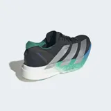 Championes de running Adidas Adizero Adios Pro 4, color negro con tres franjas plateadas. La mediasuela es blanca con degradado en tonos verde menta y azul turquesa. El forro interior es verde esmeralda.