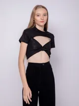 Top negro de manga corta con cuello alto y abertura en el pecho.