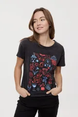 Remera de manga corta y cuello redondo, color negro con efecto lavado, con estampa gráfica multicolor en el frente.