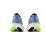 Championes de running New Balance Fresh Foam X More v4, color celeste con detalles en gris y verde flúor.