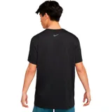 Remera Nike de hombre color negro, de corte clásico y mangas cortas. Confeccionada en tejido de algodón denso con tecnología Dri-FIT.