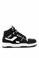 Zapatillas deportivas de media caña Pony modelo M-100 II, en color negro con detalles en blanco. Cuentan con cordones negros, suela de goma blanca y el logotipo de la marca impreso en el lateral.