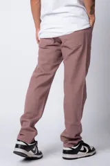 Pantalón color beige de gabardina, corte recto y estilo casual.