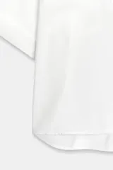 Camisa de cuello solapa y manga corta con dobladillo, presenta bolsillos de plastrón en el frente, bajo asimétrico y cierre frontal con botones ocultos.