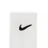Medias de caña alta Nike color negro con el logo de la marca bordado en blanco en la parte superior.
