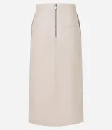 Falda midi negra de cuero sintético con diseño cruzado tipo sobre, bolsillos laterales y cierre trasero.