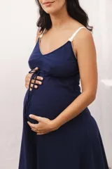 Camisón negro corto con breteles finos regulables y escote en V con puntilla.