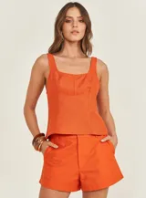 Musculosa naranja de breteles anchos y escote cuadrado.