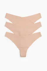 Pack de tres bombachas colaless de microfibra color beige, de tiro bajo con cintura en V y refuerzo interior. Los ribetes están cortados con láser para un efecto invisible bajo la ropa.