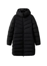 Campera puffer larga de color negro, con diseño acolchado de líneas diagonales, capucha incorporada y cierre frontal con cremallera.